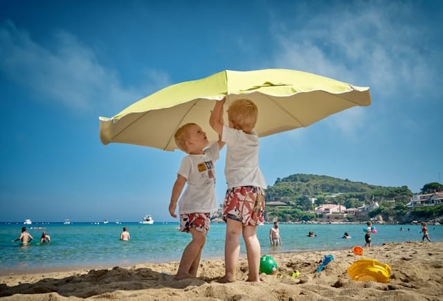 enfants sur la plage près du Château d'Oléron