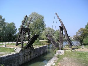 Campings proches d’Arles, offrant des hébergements confortables et des emplacements ombragés pour découvrir la culture et la nature camarguaises.