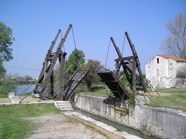 Profitez de campings situés aux alentours d’Arles pour explorer les trésors historiques et naturels de la région tout en séjournant dans un cadre paisible.